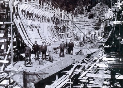 El rompehielos transbordador de trenes SS Baikal parcialmente enmarcado durante su reensamblaje en Rusia, 1896 de English Photographer